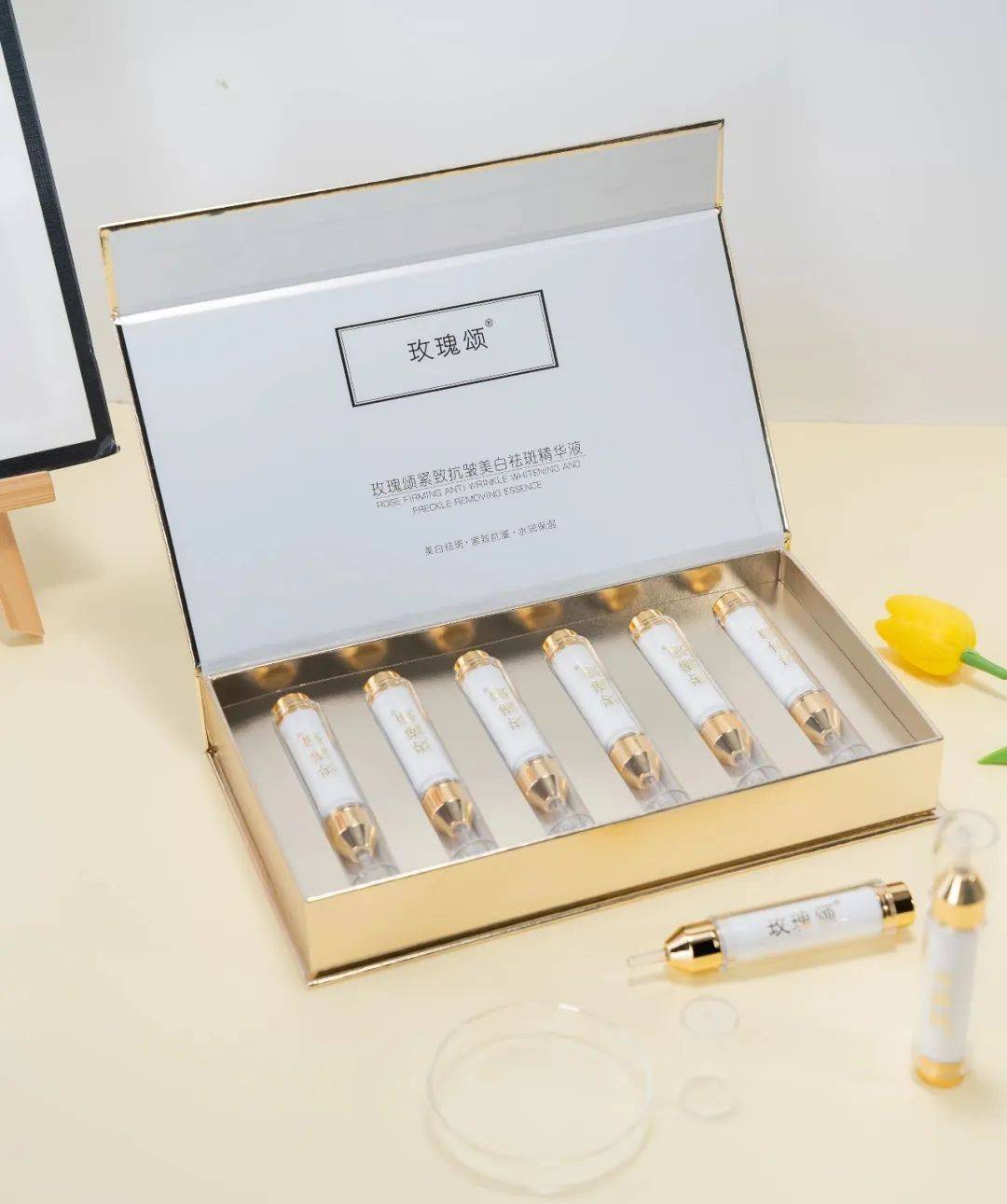 以平阴重瓣玫瑰花水为基底,黄金复配了玫瑰精油,玻尿酸等美肤成分.