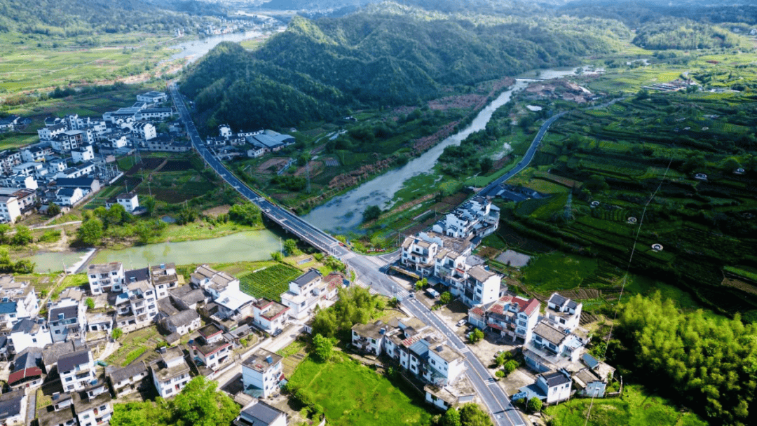 原国道237线休宁五城集镇段两侧房屋密集,并且紧邻公路,人,车流量大