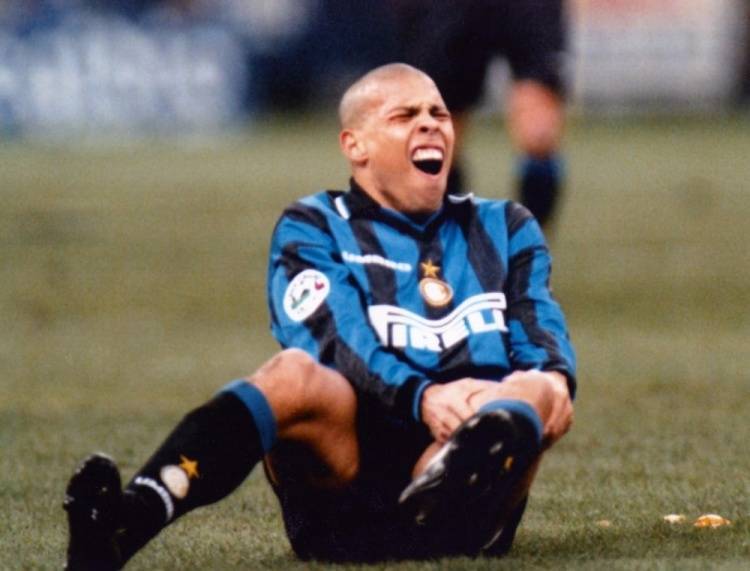 国米时隔8年后首次参加欧冠,这也是罗纳尔多的欧冠初体验,同时也是在