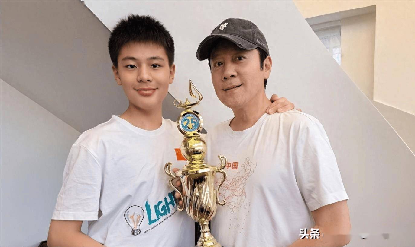 原来她才是蔡国庆背后的贵人,藏了30年的妻子,为其生俩优秀儿子