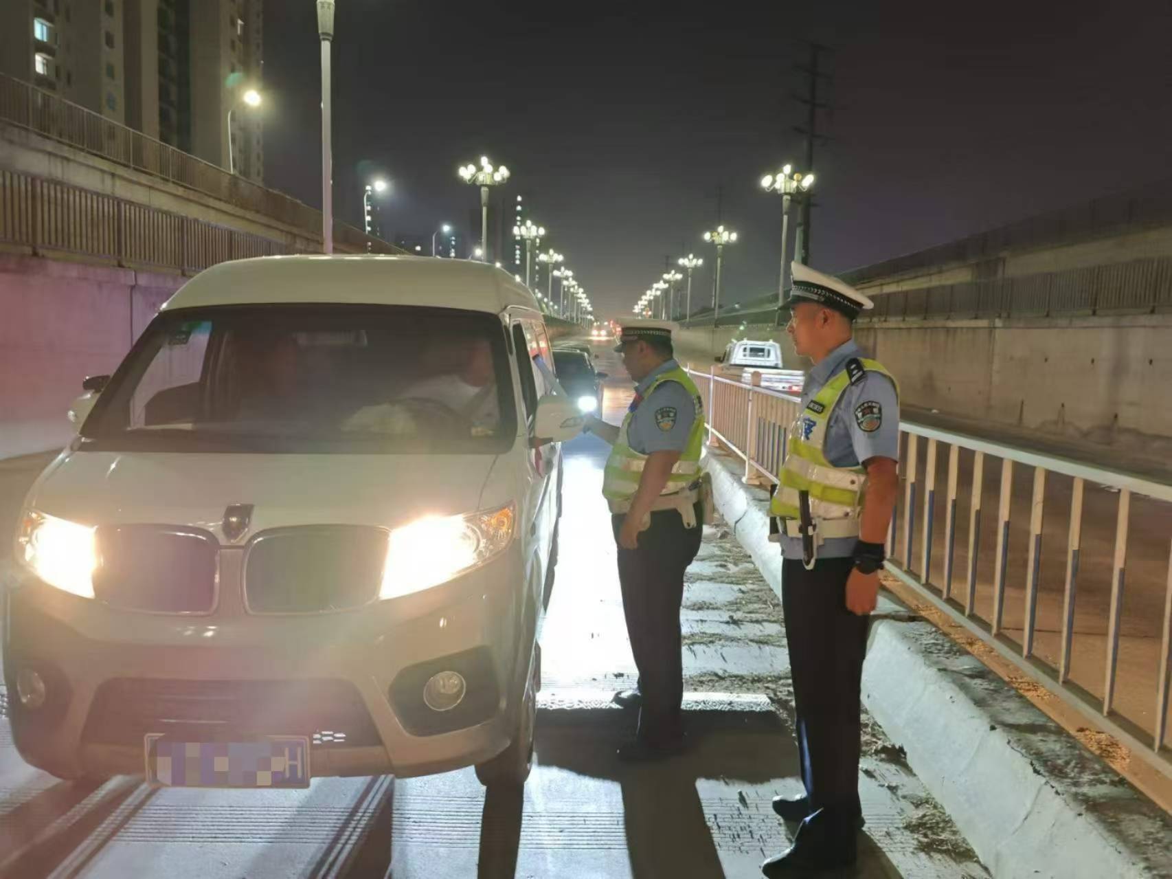 交警高新区大队 全力做好夜间道路交通安全管控工作