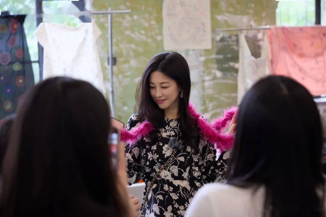 京圈名媛朱珠摆地摊上热搜:她每一步都踩准"白富美"天花板,除了嫁人和