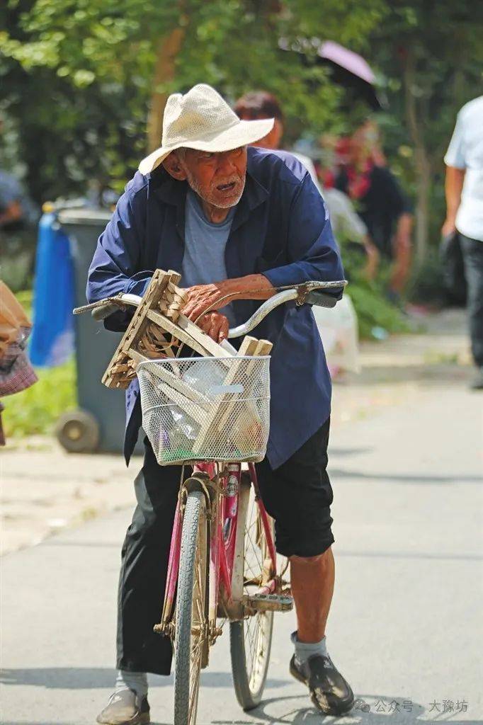 嘎篮子老人图片图片