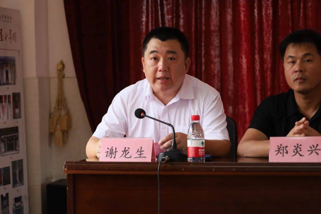 共青团龙南市委兼职副书记,市青年志愿者协会会长谢龙生介绍项目