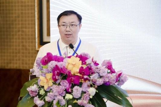 淄博六中党委书记孙宏伟,校友办负责人牟峰,长三角校友会会长郑保富