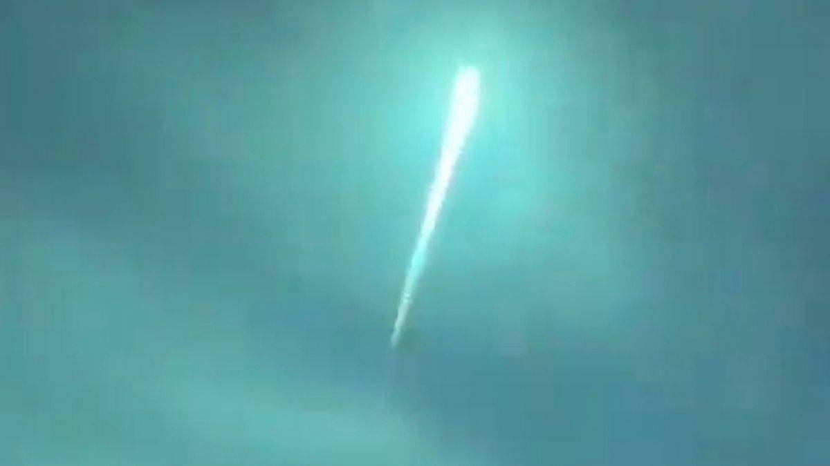 一颗彗星高速划过欧洲上空 夜空变成蓝绿色