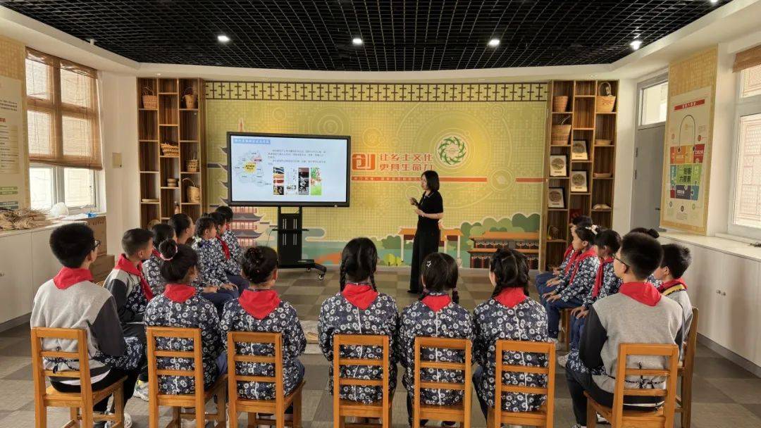 课程在学校的草编diy工作坊开展,王勤老师生动地讲述了徐行草编的历史