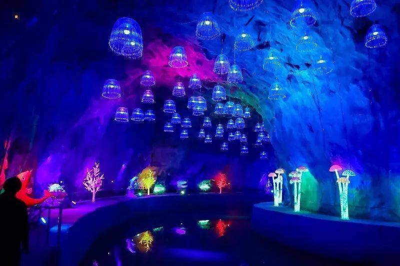 景区拥有惊险刺激高山峡谷隧道漂流,隧道由明代所留藏兵洞和兵器库