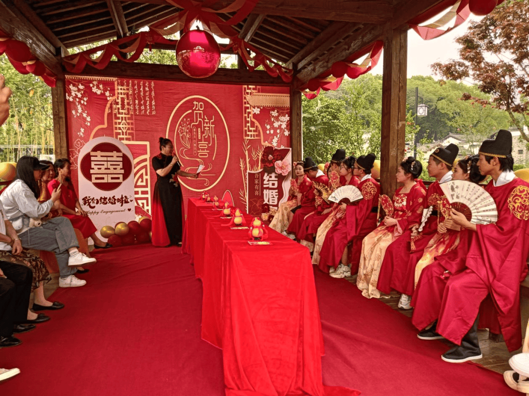 国风婚礼上演"中式浪漫"