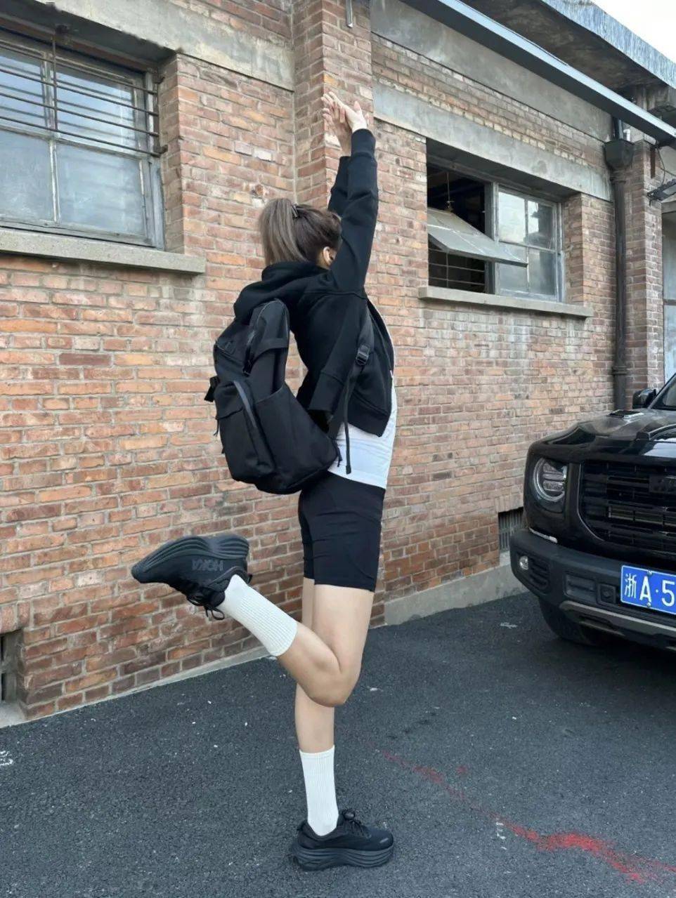 连衣裙 玛丽珍鞋,阔腿裤 运动鞋.今夏这么穿,好看惨了!