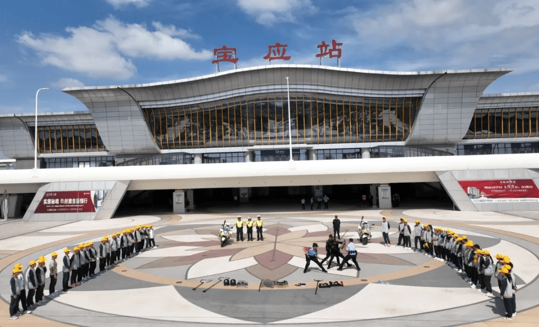 学生代表走进宝应高铁站.