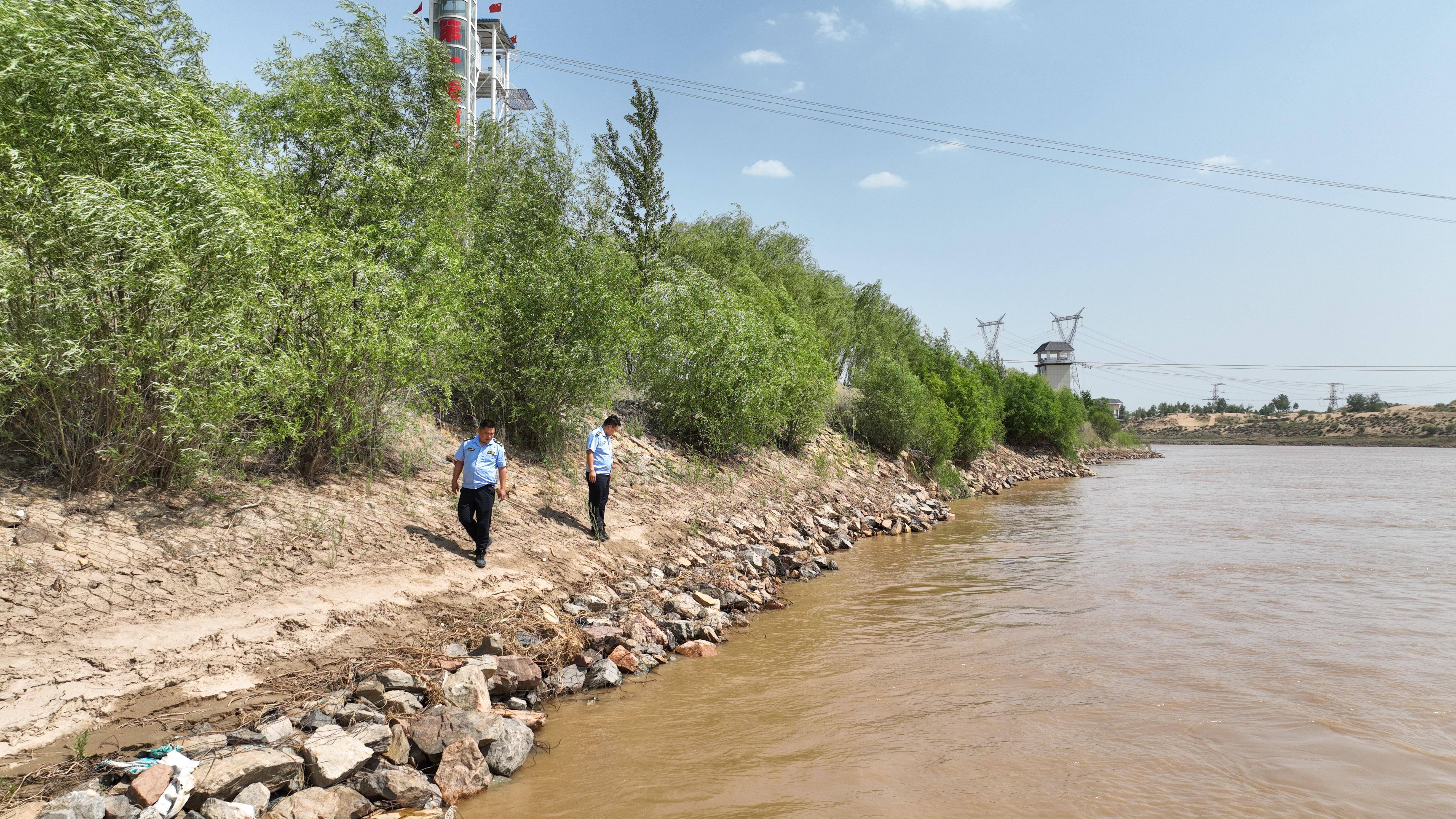 日,工作人员在内蒙古呼和浩特市清水河县当阳桥水库查看闸门运行情况