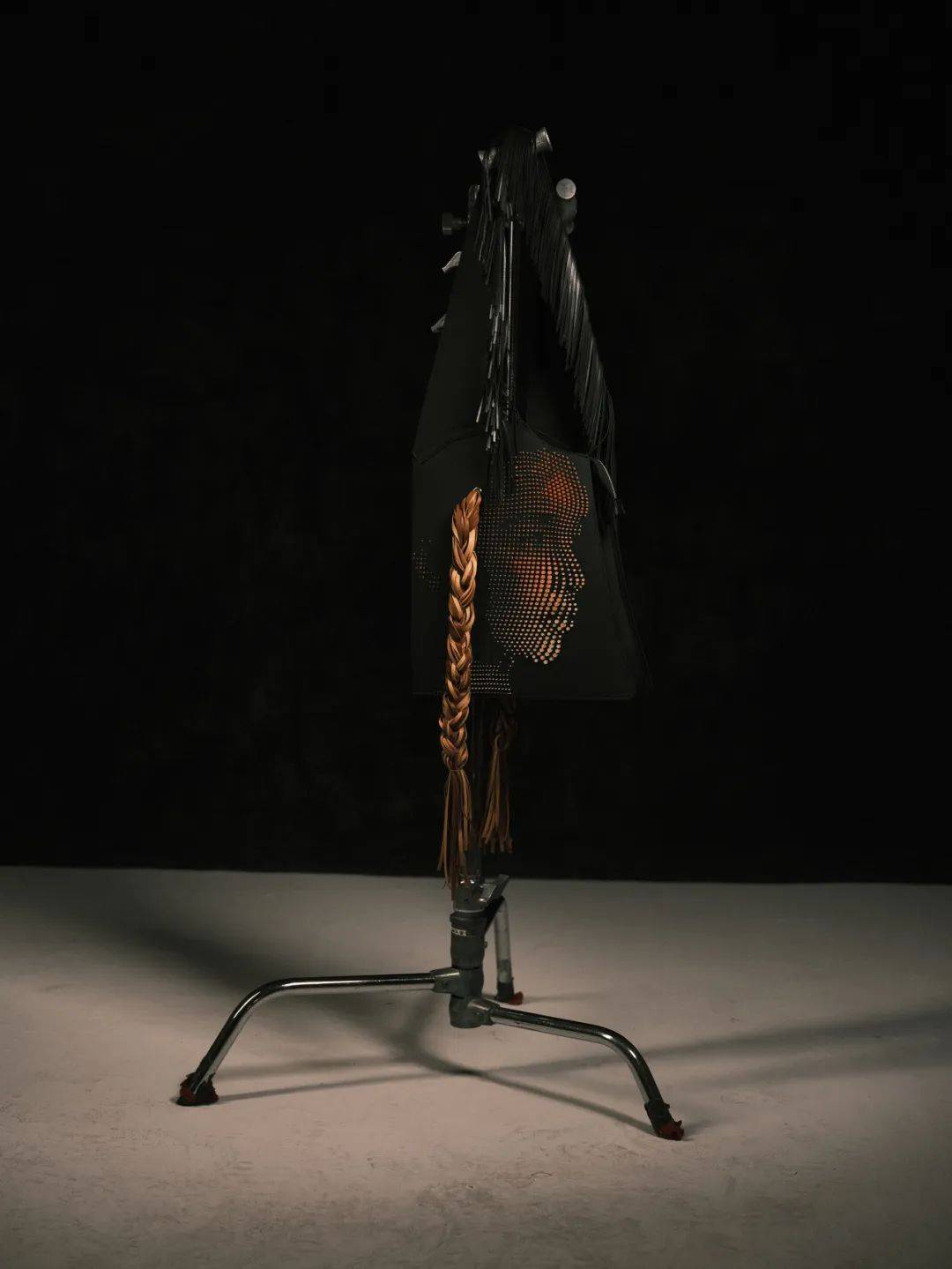 通过参数化设计构建人物肖像轮廓和五官起伏状态,利用织物全彩3d打印