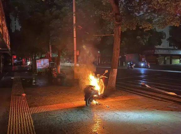 嘀~ 别让你的车"火"了!_蓄电池_电动车_火灾