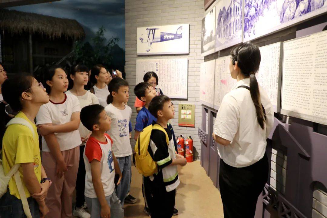 研学家庭参观龙州起义纪念馆.