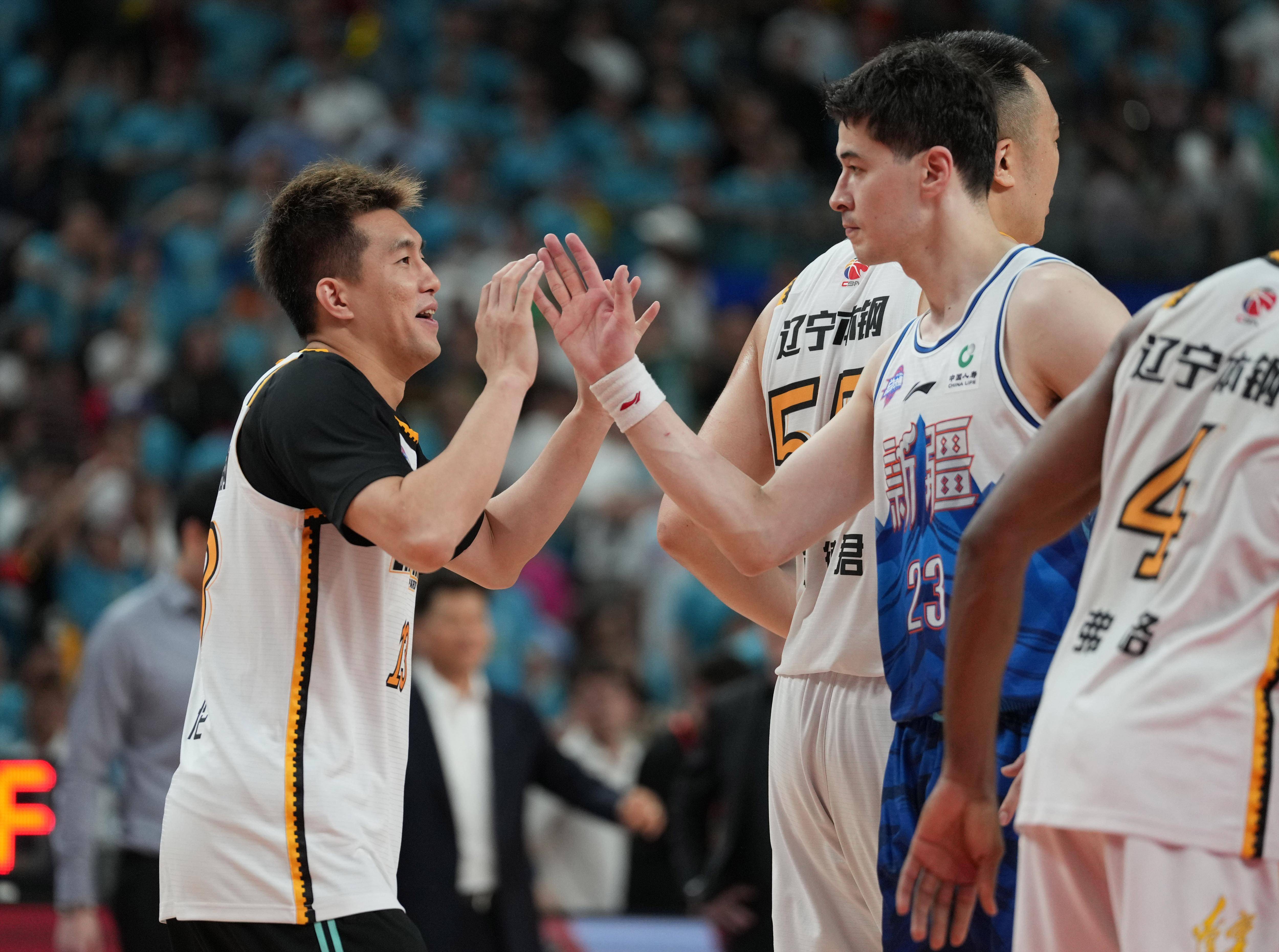 5月22日,辽宁本钢队主教练杨鸣(右一)和队员在比赛中不满裁判判罚.