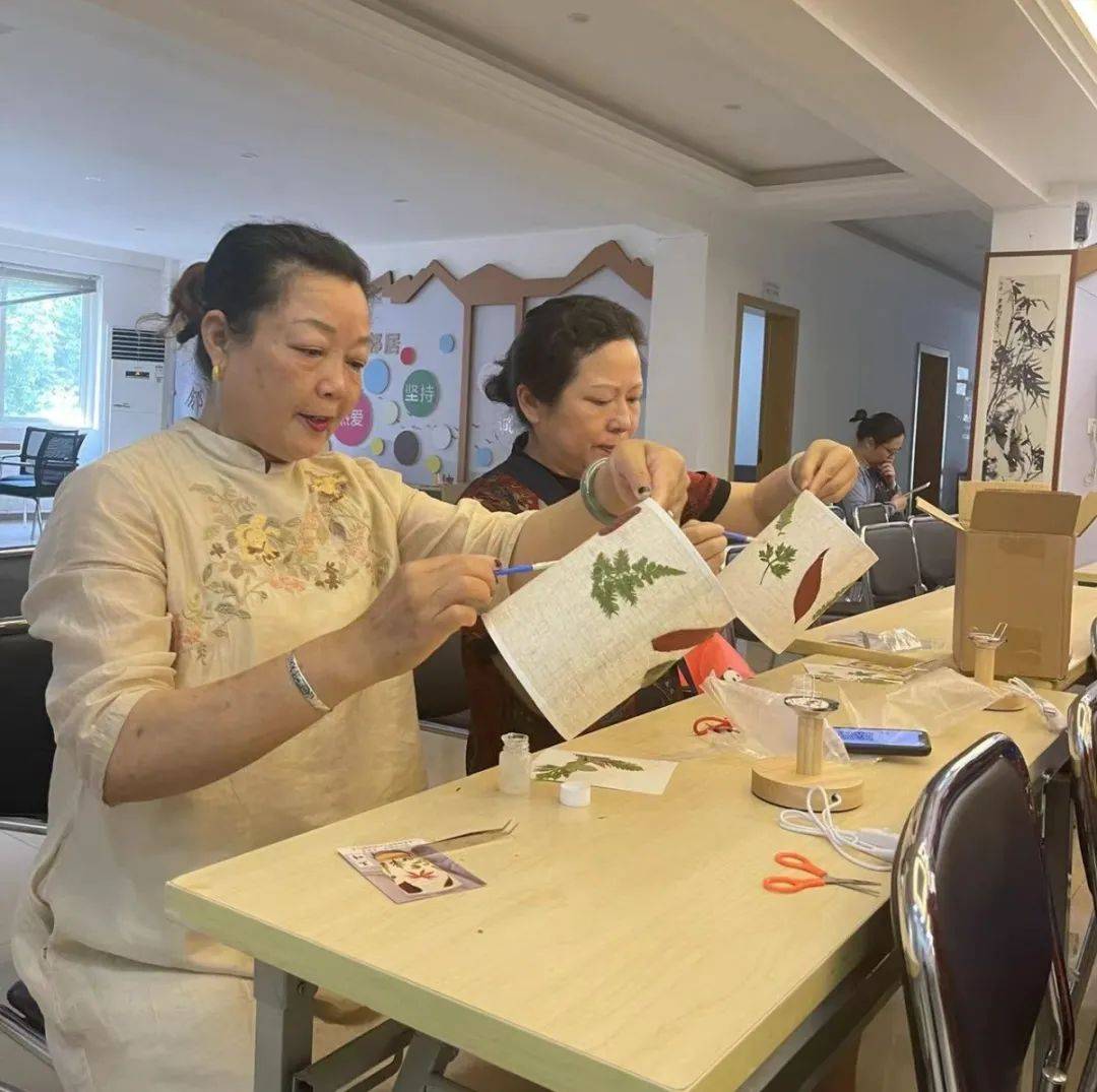 实践站开展的"国际生物多样性日——植物环保手工灯制作"活动现场