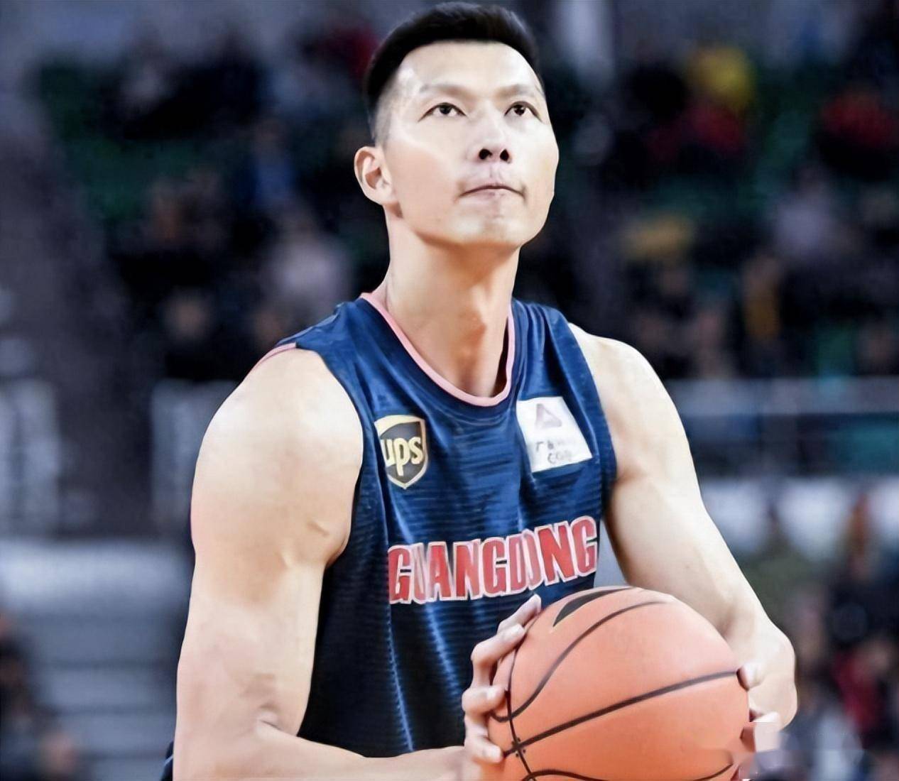 易建联:27岁娶巴西足球宝贝,36岁退役,生两儿子成人生赢家