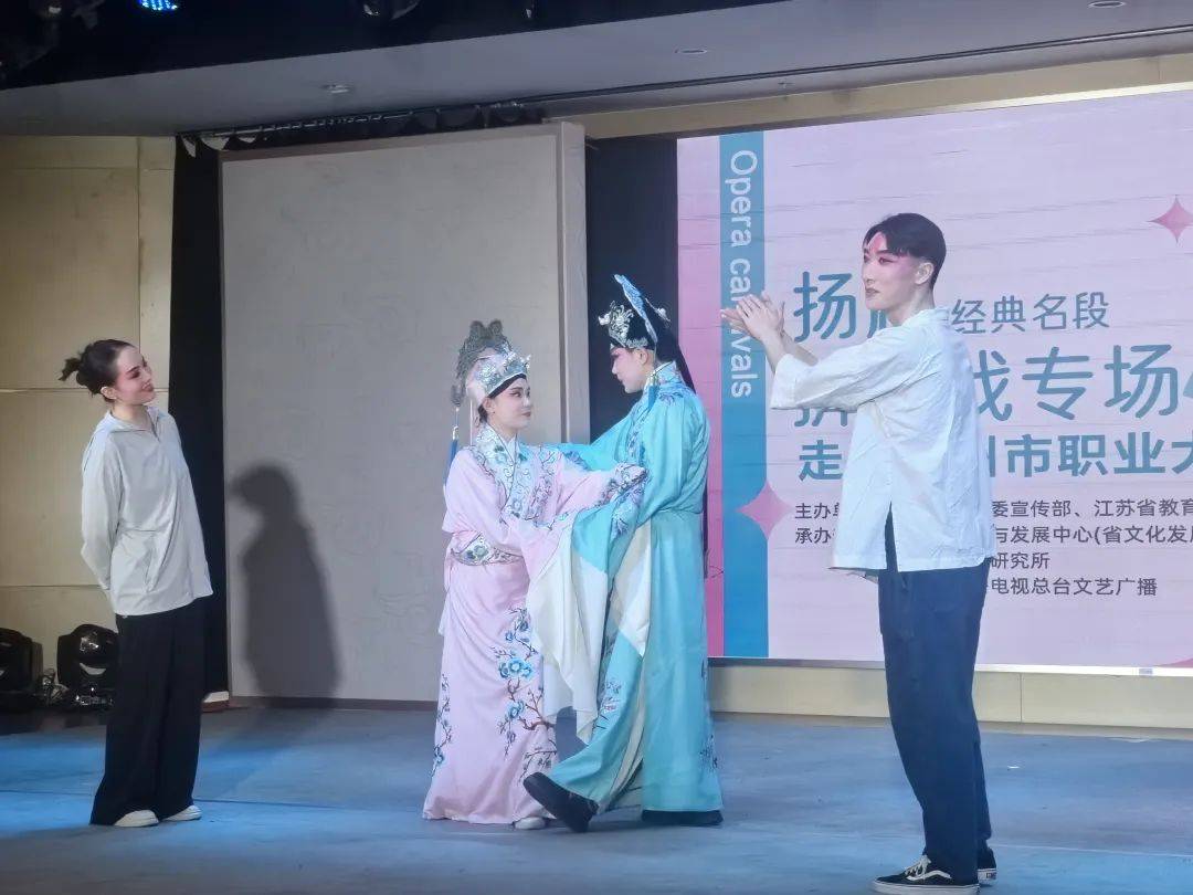 智能控制技术专业的李昊恒和信息工程学院云计算专业的赵茜两位同学