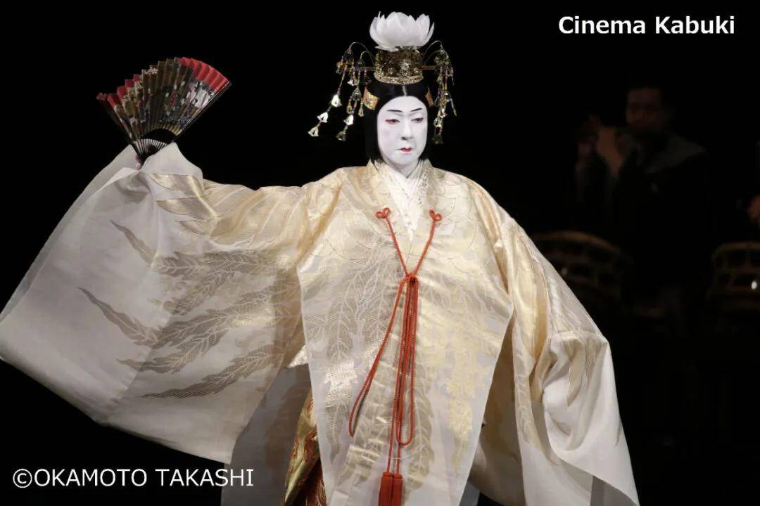 坂东玉三郎自幼受到歌舞伎魅力的吸引而立志从艺,以"坂东喜之初"一名