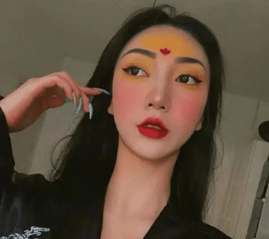 杨超越的钻石眼妆充满仙气?记住她的两个化妆步骤,自然放大双眼