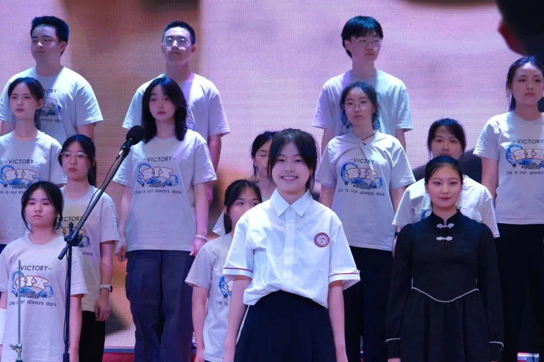 夏风轻漾,我们把青春献给自己.