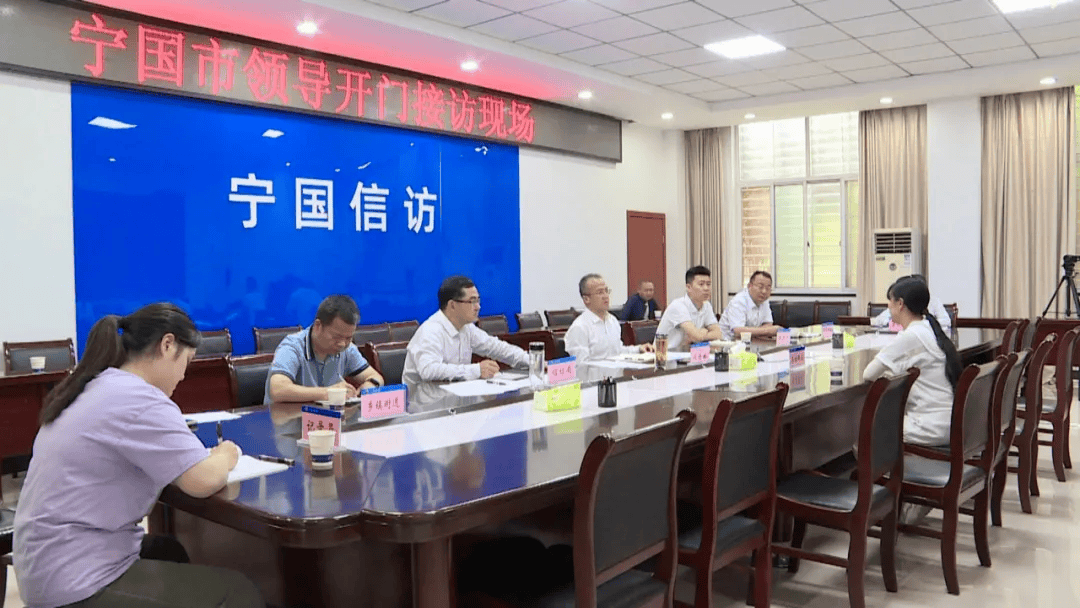 5月22日,市委副书记,市长杜德林来到市信访局接访室,面对面倾听群众