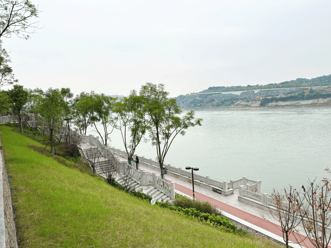 巴南区鱼洞滨江公园段绿道重庆最美山城绿道桥下空间利用总长度约5