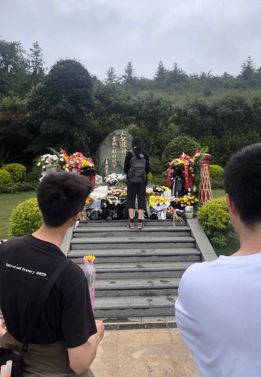 袁隆平院士逝世三周年纪念日，蝴蝶和鲜花围绕在墓前