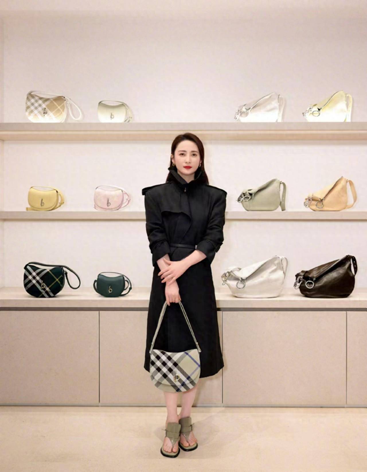 蒋勤勤出席活动,黑色大衣搭配高跟凉鞋,时髦又显气质!