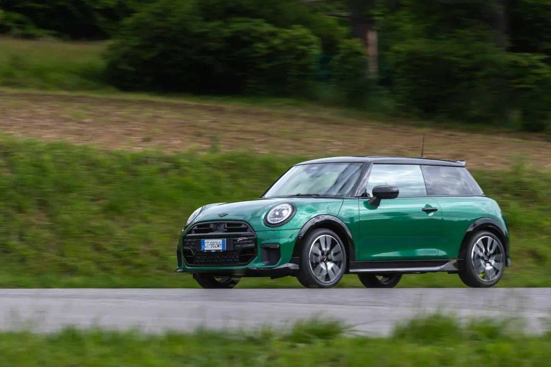 jcw套件加持的全新mini cooper s,英国赛车绿很有范儿