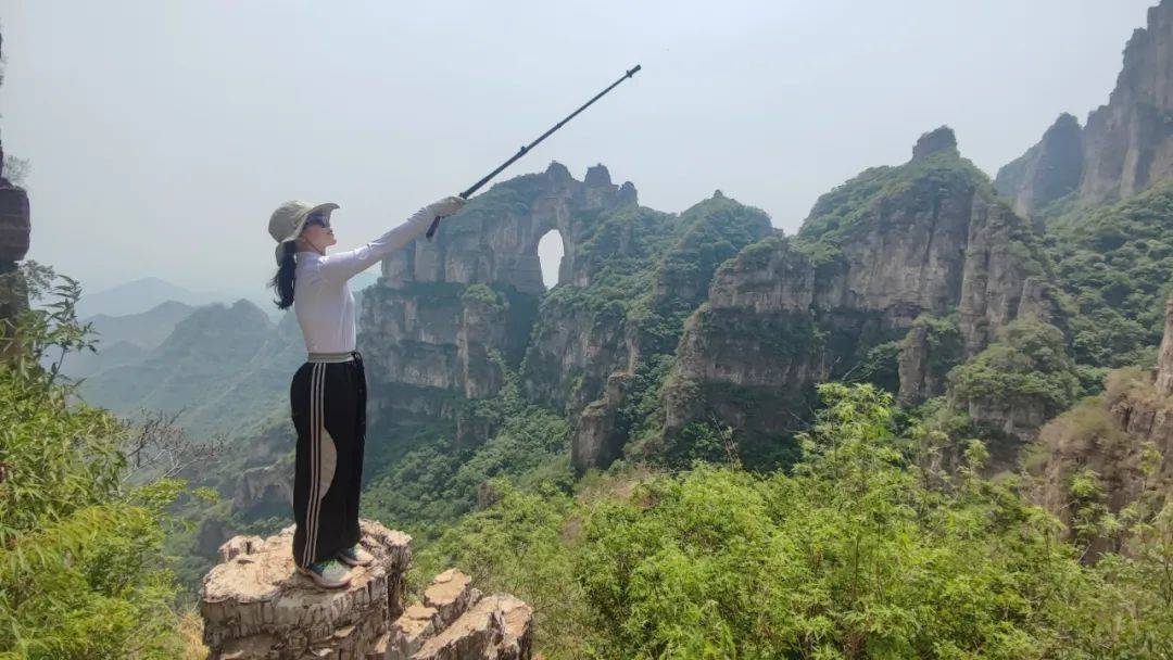 传说蚕姑圣母修练成仙后,一掌破峰成"门",由此乘车飞去,而那"门扇"则