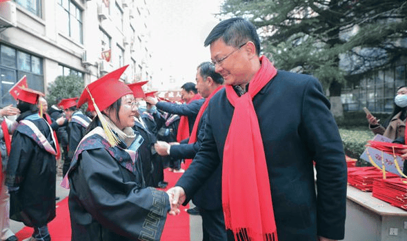 初进江苏省清江中学党委书记,校长陈欣的办公室,首先映入