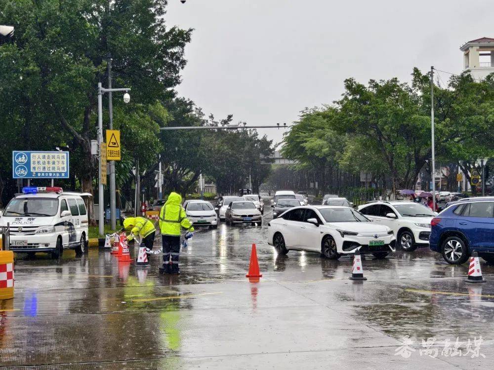 队员在桥南街南城路排积水16时40分,番禺区气象台解除暴雨预警信号,在