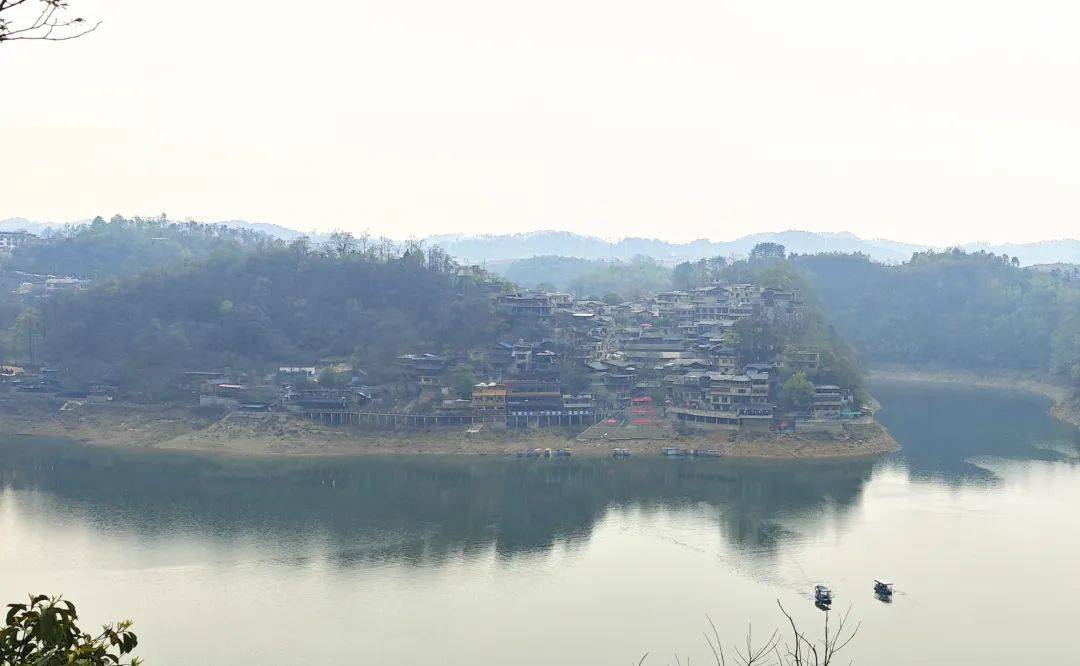 公元1600年,江西吉安府卢陵县协镇李仁宇将军奉命以军务入黔,屯兵安顺