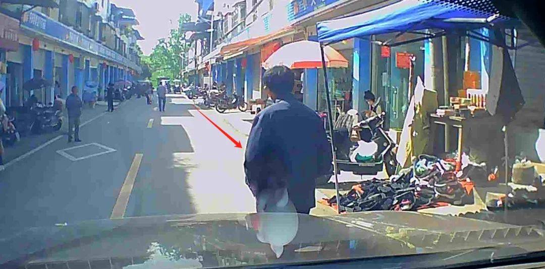 2023年4月30日,胡某某驾驶川lq4***号小型汽车,从乐山市井研县集益镇