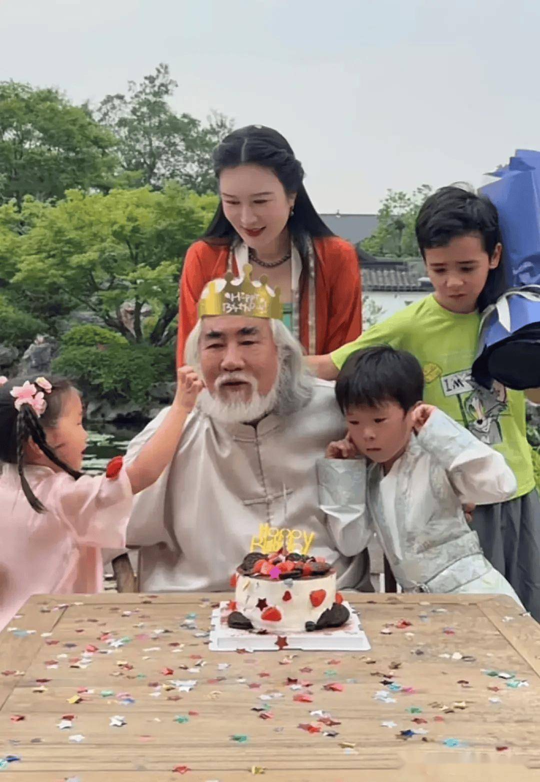 张纪中低调过大寿,3岁女儿给爸爸鼻子抹奶油,老爷子眼神宠溺