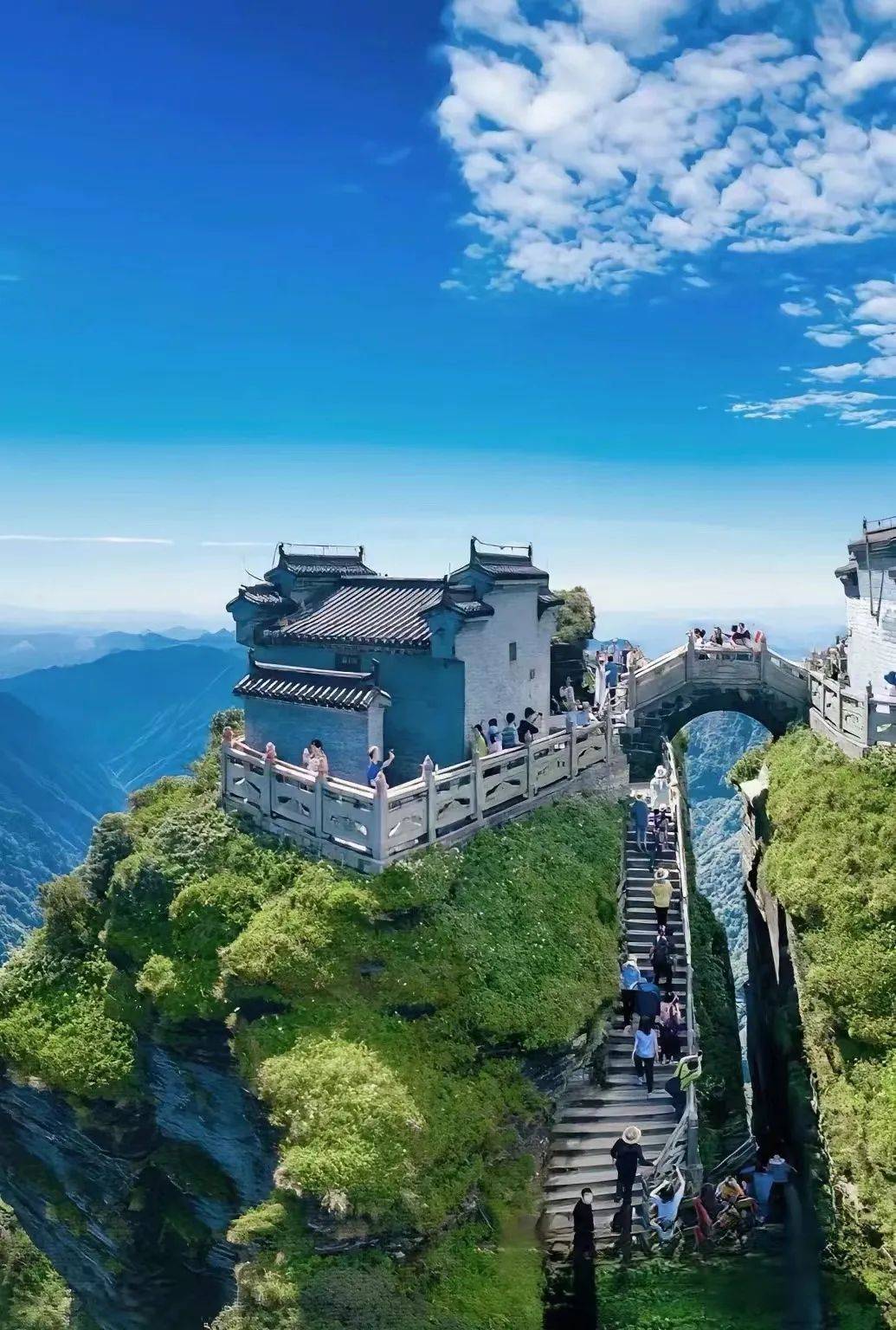 蘑菇石,万卷经书,九龙池,凤凰山等2018年7月2日,中国贵州省梵净山在