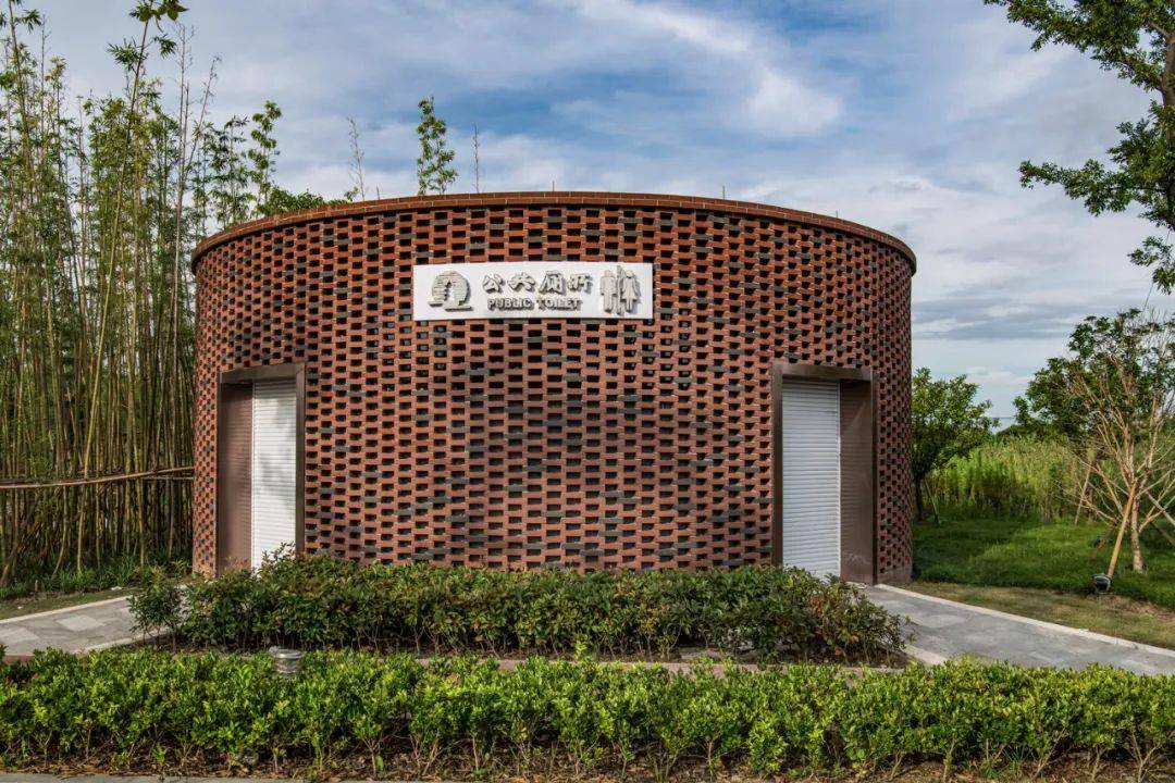 2020年8月6日,湖州市南浔镇炬红村的公共厕所.