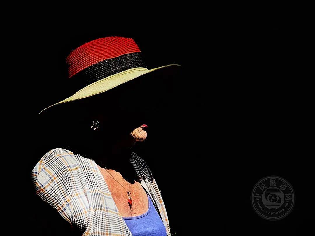 荣誉奖08roy pan《俄罗斯方块》第一名· 剪影组·▲ 《照镜子》