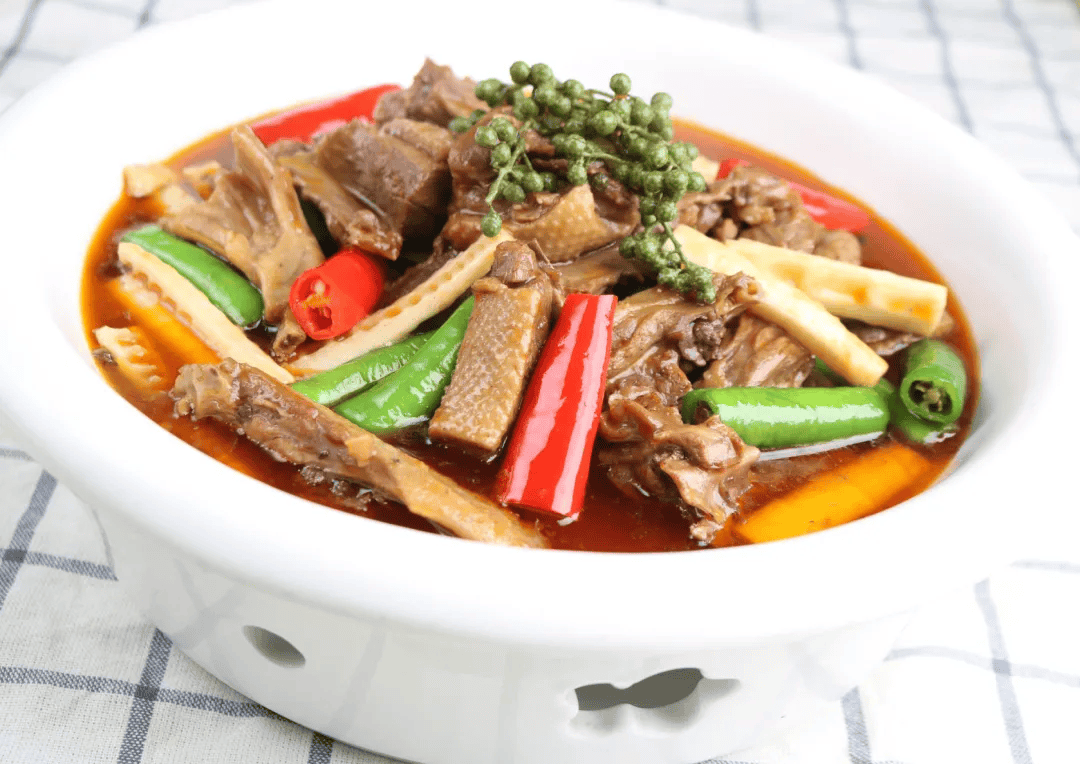 原料:土麻鸭1只(净重约1250克), 鲜竹笋150克,鲜藤椒100克,青二荆条