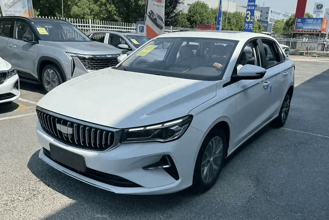 98万?第4代吉利帝豪实车到店,卡罗拉还咋卖?