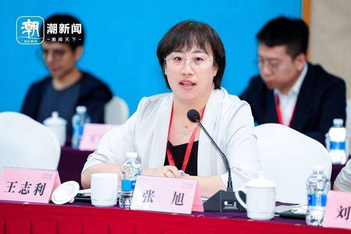 通过草坪诗会,学术沙龙,四季印章文创产品吸引更多年轻人走进文学馆
