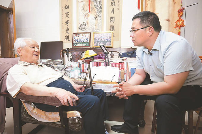 本报记者 王苏禾 摄"您看,谭义联的名字在这儿,他是我们收录的第8996