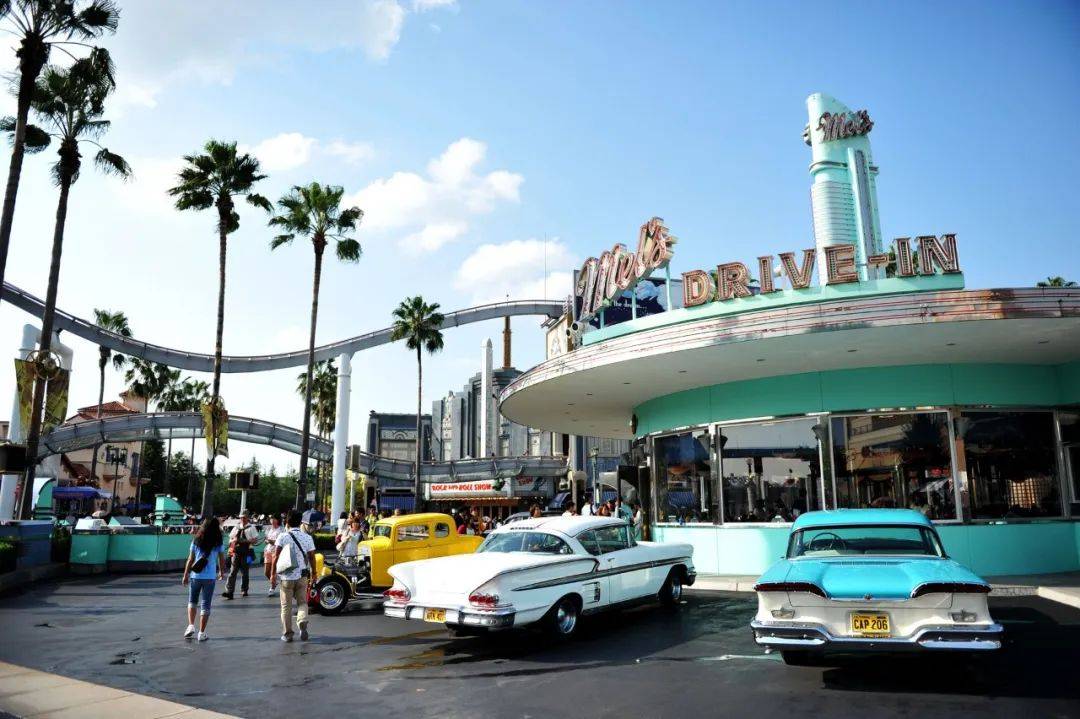 除了原汁原味还原了好莱坞大片中的场景,还拥有众多的项目体验和表演