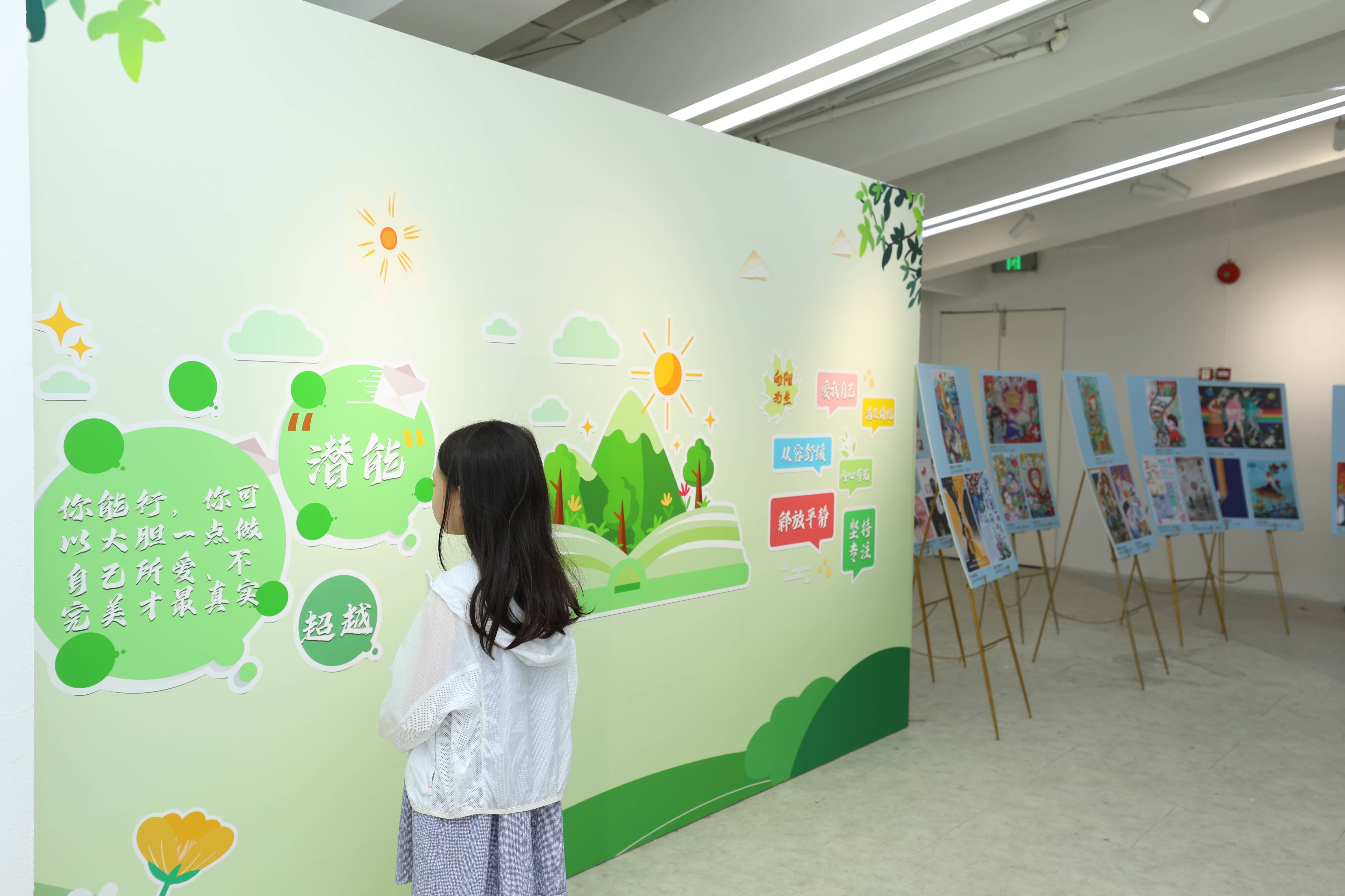 小玩具,印有24小时心理咨询热线和区内学生心理海报作品的各类作品等