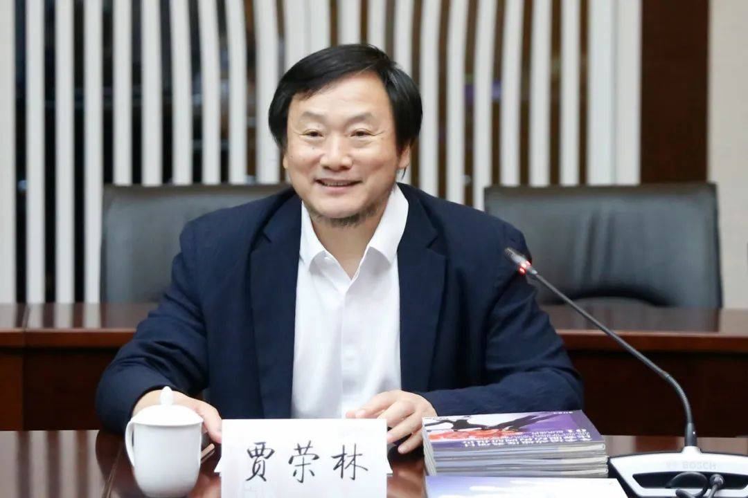 贾荣林热烈欢迎吴永华先生一行来我校交流访问,并介绍了双方签订战略