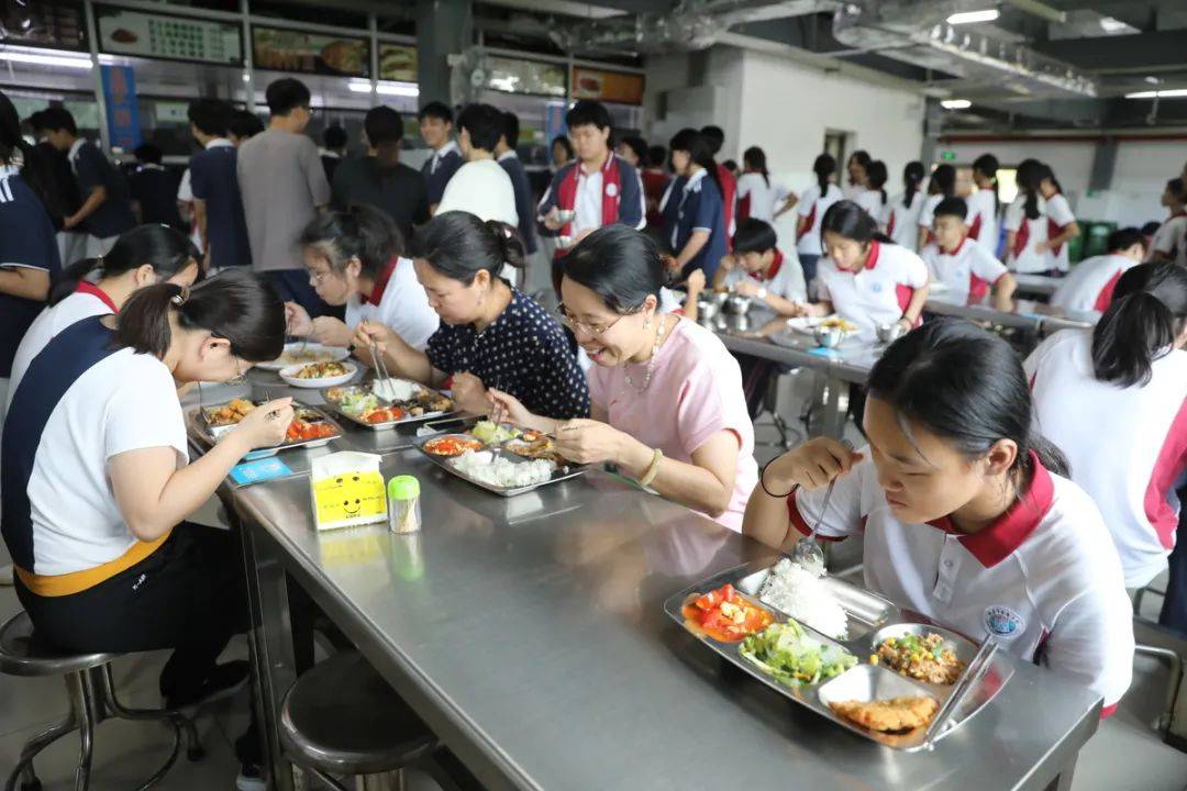 ▼自5月起,珠海已有57所学校取消教职工食堂,全面推行师生同餐,同菜