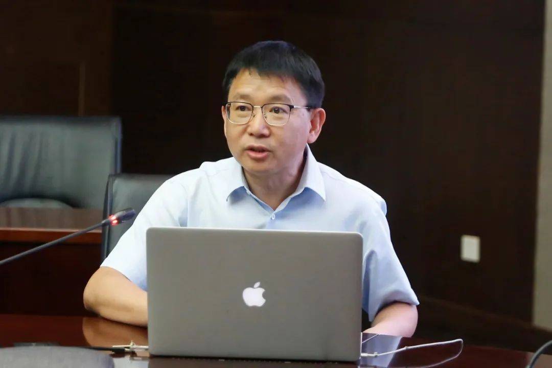 贾荣林致辞贾荣林热烈欢迎吴永华先生一行来我校交流访问,并介绍了