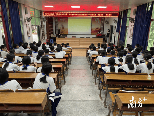 佛冈县司法局邀请浈阳律师事务所律师吴丽红到龙山镇潖江中学开展"